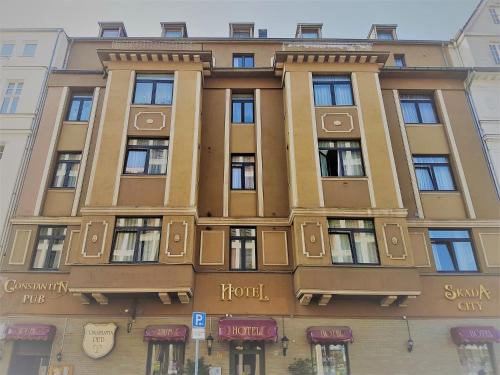 um edifício amarelo com as palavras hotel sobre ele em Hotel Skada City Cölln em Colônia