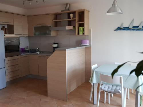 A kitchen or kitchenette at Sunny apartment 150 m from the sea
