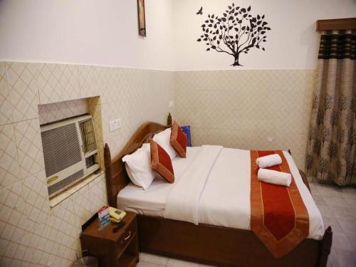 une chambre d'hôtel avec un lit et une fenêtre dans l'établissement Hotel City Plaza 7, à Chandigarh