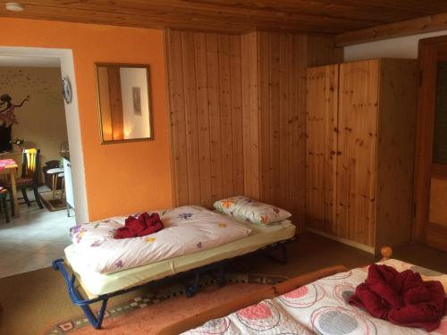 2 Betten in einem Zimmer mit Holzwänden in der Unterkunft Ferienwohnung Dietlinde in Bad Blankenburg