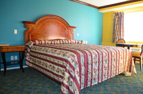 A bed or beds in a room at Cloud 9 Inn LAX
