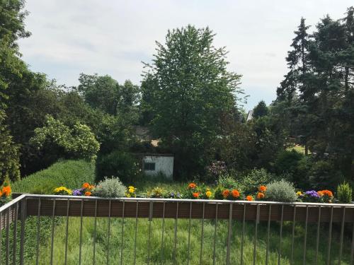 a garden with flowers behind a fence at Apartmenthaus Sonnen in Düsseldorf