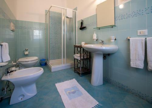 サン・ヴィート・ロ・カーポにあるB&B Pleiadiのバスルーム(トイレ、洗面台付)
