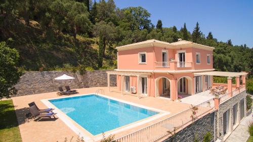 una casa grande con piscina en la parte superior en Villa Larisa en Gastourion