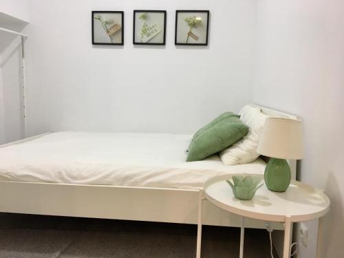 um quarto branco com uma cama e uma mesa em New Luxury Apartment - Lisbon Center em Lisboa