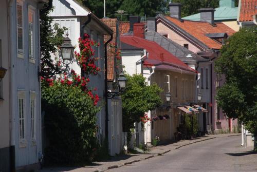 a street in a town with houses and flowers at 27ans Nattlogi in Vadstena
