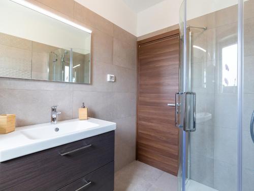 een badkamer met een wastafel en een douche bij Apartments Gioia in Poreč