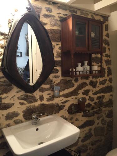 サン・マロにあるLe 1684のバスルーム(洗面台、鏡付)