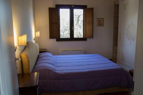 シラクーサにあるVilla Giuliaのベッドルーム(紫色のベッド1台、窓付)
