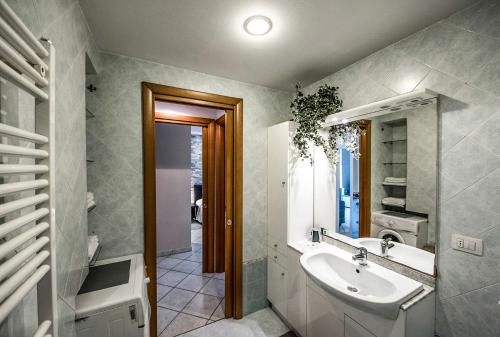 y baño con lavabo y espejo. en Lia Apartment 2, en La Spezia