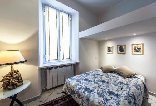 1 dormitorio con cama y ventana en Lia Apartment 2, en La Spezia