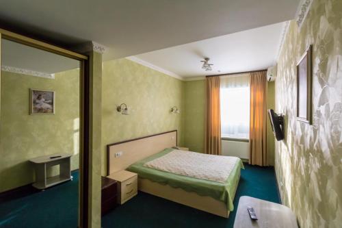 En eller flere senger på et rom på Hotel Т2