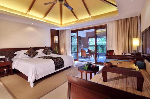 une chambre d'hôtel avec un lit et un billard dans l'établissement Narada Resort & Spa Qixian Mount, à Baoting
