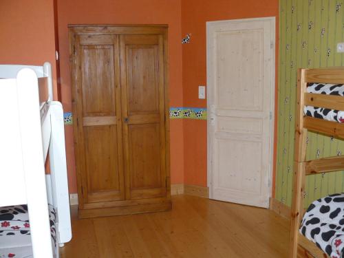 a room with a door and two bunk beds at Gîte de la sauge in Mignovillard