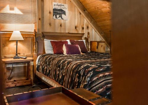 Кровать или кровати в номере Sequoyah