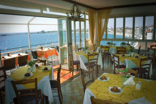 A restaurant or other place to eat at Hotel La Riva