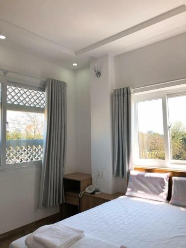 Postel nebo postele na pokoji v ubytování Anh Phat Hotel