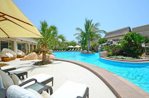 Swimming pool sa o malapit sa Sunset Beach Resort Marina & Spa