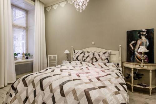 A bed or beds in a room at Main Street
