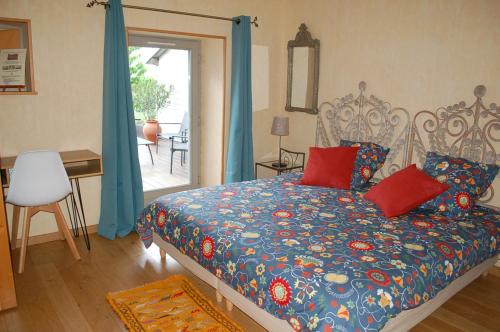 Postel nebo postele na pokoji v ubytování B&B La Maison Des Collines Autour Chambres d'hôtes