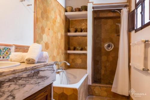La salle de bains est pourvue d'une baignoire, d'un lavabo et d'une douche. dans l'établissement Filoses, à Valldemossa