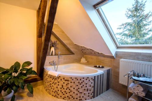 Koupelna v ubytování Wellness hotel & minipivovar Kněžínek