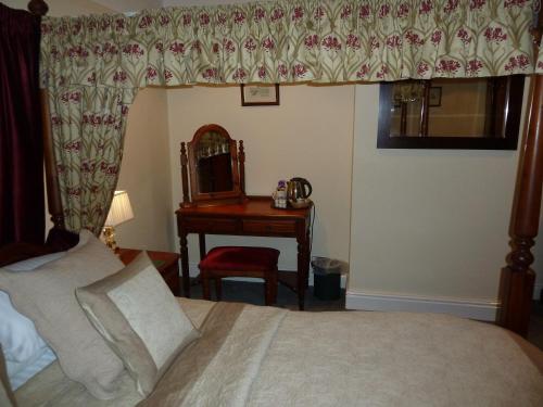 Una cama o camas en una habitación de Blacksmiths Arms Inn