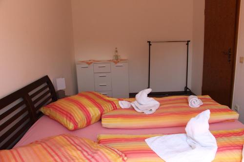 two beds with towels on them in a bedroom at Gasthof Gruner Baum in Bayreuth