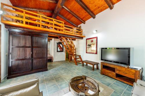 salon z telewizorem i schodami w obiekcie Casa Saltara w mieście Santa Teresa Gallura