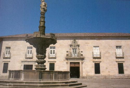 a large building with a statue in front of it at Hotel Dona Sofia in Braga