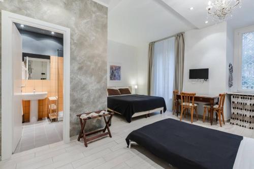 ein Hotelzimmer mit einem Bett und einem Schreibtisch in der Unterkunft Guesthouse Sant'Angelo in Rom