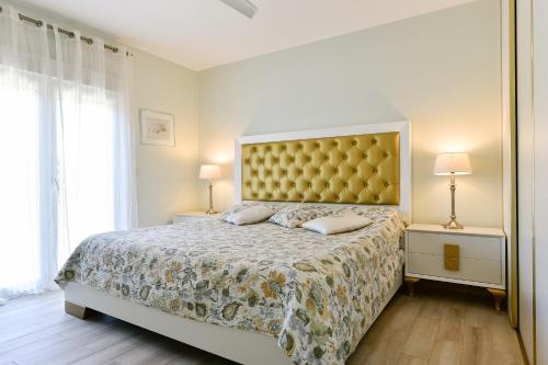 トレビエハにあるCasa Lusentumのベッドルーム1室(大型ベッド1台、黄色のヘッドボード付)