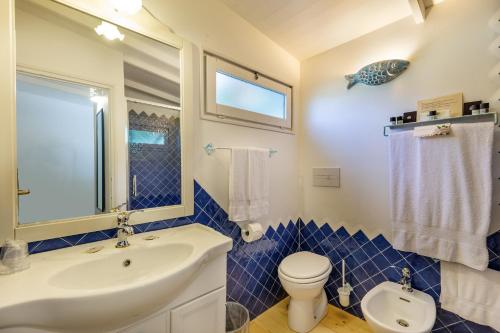 un bagno con lavandino e WC di Casa Saltara a Santa Teresa di Gallura