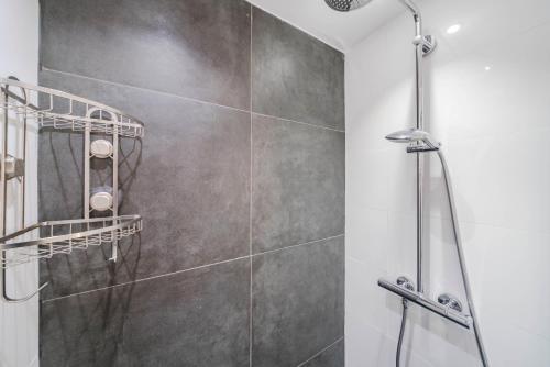 une salle de bain avec une douche avec une porte vitrée dans l'établissement Wonderful one bedroom heart of Cannes, 2min walk to Carlton hotel!, à Cannes