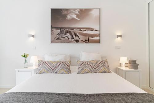 Кровать или кровати в номере Lido II by An Island Apart