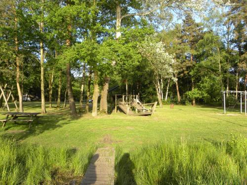 a park with a picnic table and a playground at Bungalows Bospark te Stramproy in Stramproy