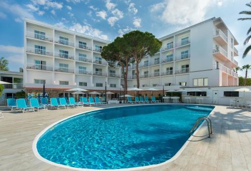 une piscine en face d'un hôtel dans l'établissement Hotel Vibra Marco Polo I - Adults only, à Sant Antoni de Portmany