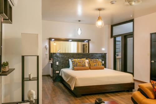 Postel nebo postele na pokoji v ubytování Ikala Galapagos Hotel