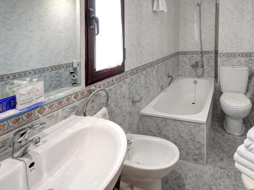 A bathroom at Hotel Vila-real Azul