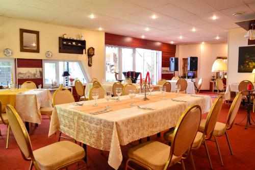 a conference room with a table and chairs in a room at Hotel Senator in Timişoara