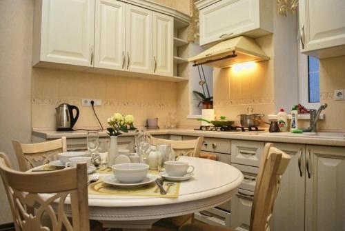 Virtuvė arba virtuvėlė apgyvendinimo įstaigoje Nezhnyye Apartments