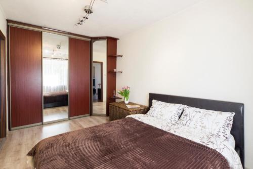 Katil atau katil-katil dalam bilik di 500m to the Beach - 2 Room Apartment with Balcony