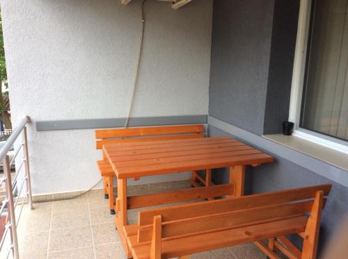 a picnic table and two benches in a room at Apartment Slavica in Star Dojran
