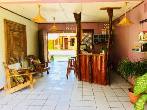 a room with a table and chairs and a bar at Cabinas Palmer Makanda in Cahuita