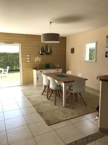 une salle à manger avec une table et des chaises dans l'établissement Belle Maison, à Meschers-sur-Gironde