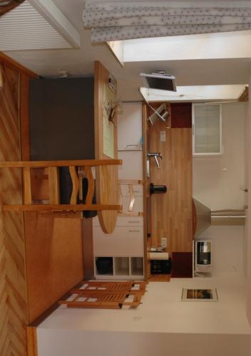 una pequeña cocina con escalera en una habitación en Gästehaus PALATINAS, en Böchingen