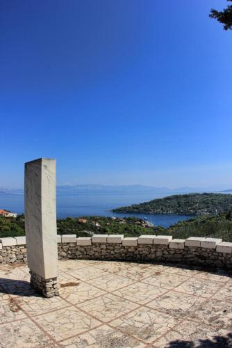 a stone wall and a pillar on top of a building at Apartment Fana in Grohote