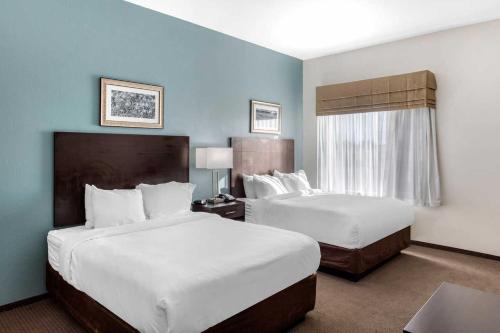 ein Hotelzimmer mit 2 Betten und einem Fenster in der Unterkunft MainStay Suites in Big Spring