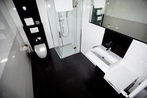 Koupelna v ubytování Apartamenty Villa Baltica Rewal - jacuzzi na dachu, wi-fi, parking w cenie
