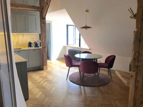 een keuken en eetkamer met een tafel en stoelen bij Beautiful apartments - Romantic in Liepāja